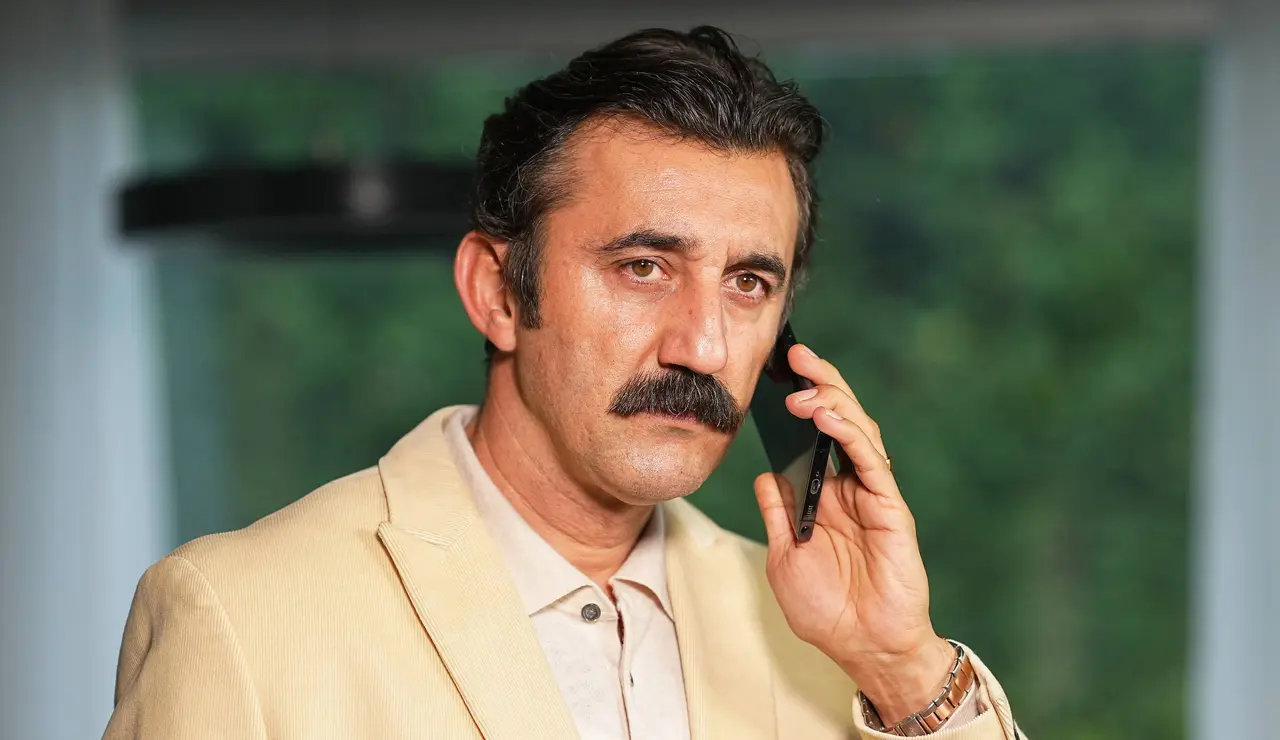 Reha Özkan, el marido infiel y controlador que persigue a Karsu hasta Estambul