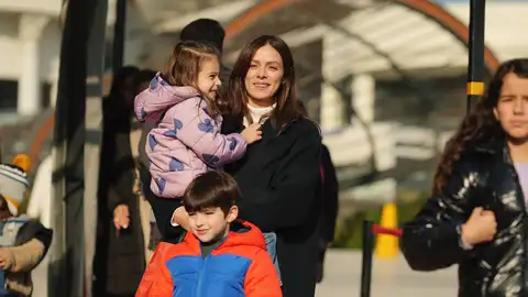 Karsu con sus tres hijos: Selin, Kuzey y Tilsim Karsu con sus tres hijos: Selin, Kuzey y Tilsim
