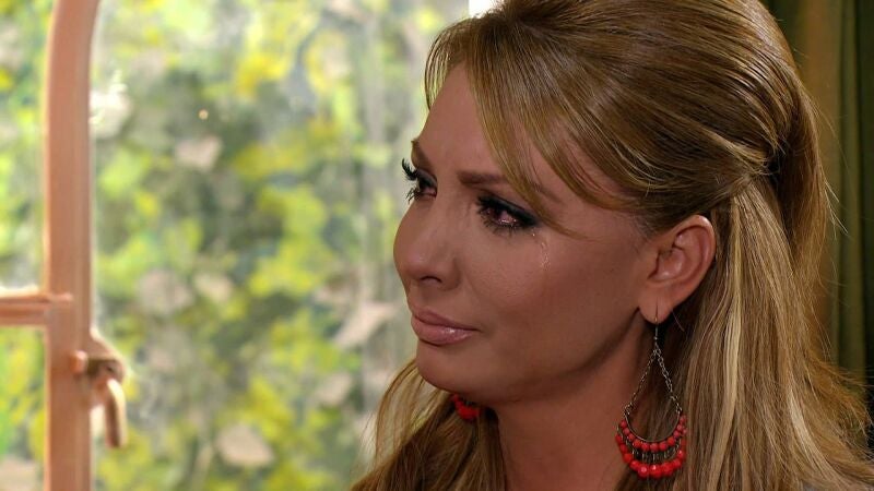 Tras los últimos acontecimientos, Mimí le confiesa a Juan Carlos su intención de dejar la ciudad