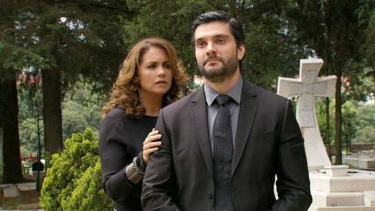 Fallece Adriano y Plutarco consigue limar asperezas con Helena 