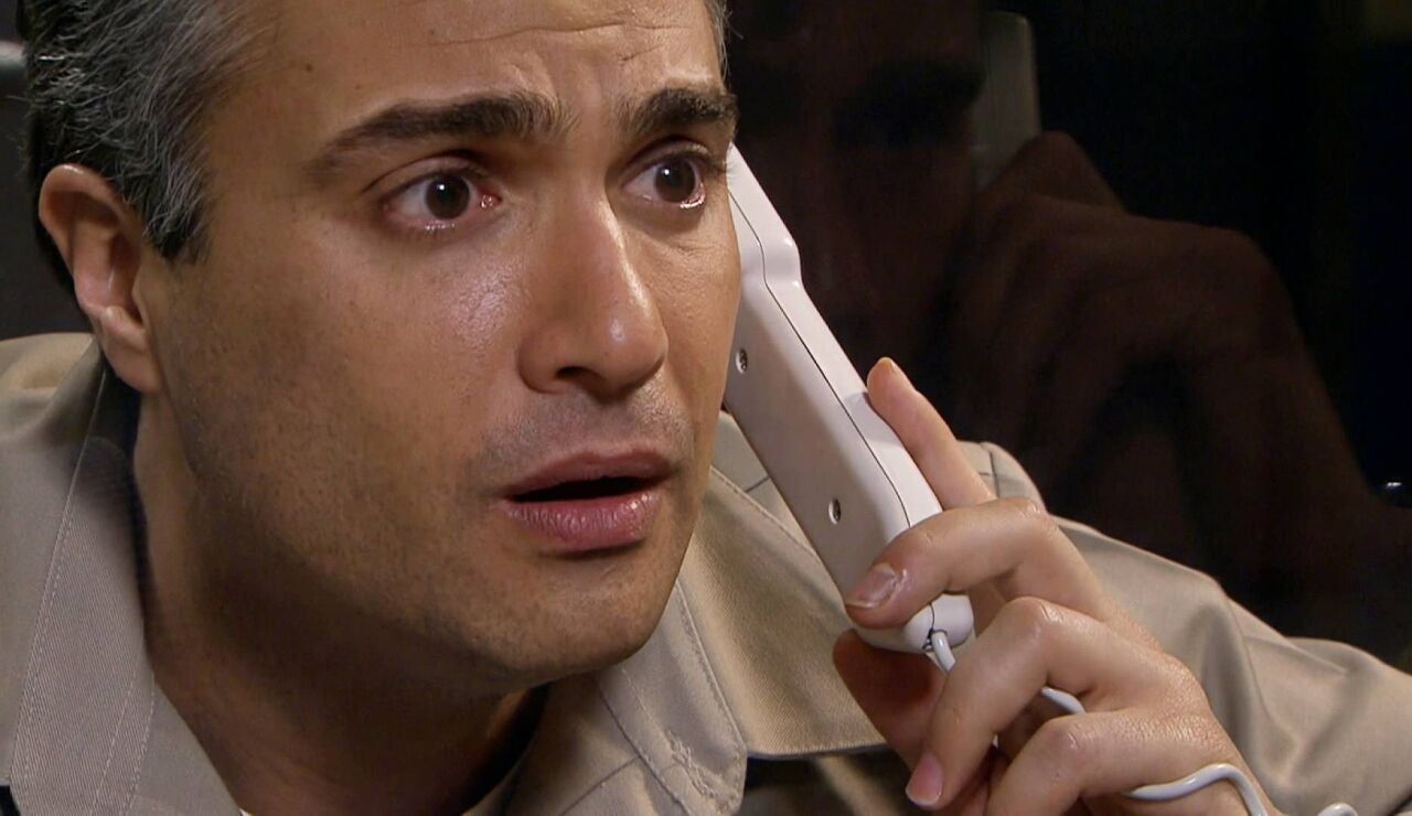 Juan Carlos se derrumba en prisi&oacute;n tras descubrir que ser&aacute; padre y que Helena prepara su boda con Plutarco