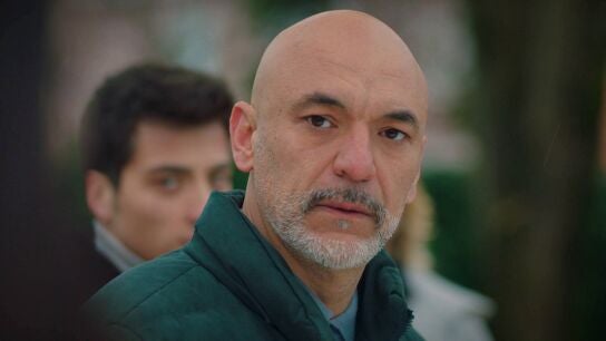 &Ouml;mer y Asiye destapan la verdad sobre la muerte de Sevgi y Ahmet toma cartas en el asunto