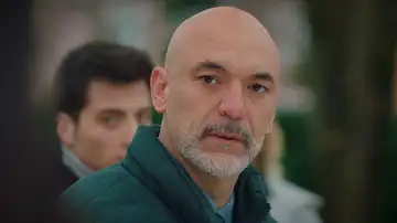 Ömer y Asiye destapan la verdad sobre la muerte de Sevgi y Ahmet toma cartas en el asunto Ömer y Asiye destapan la verdad sobre la muerte de Sevgi y Ahmet toma cartas en el asunto