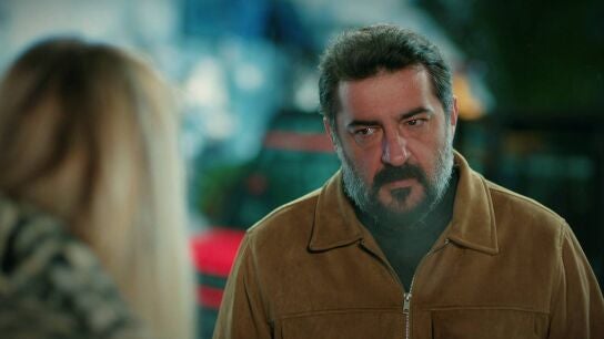 Şevval arrolla a Akif tras protagonizar una fuerte discusión con él