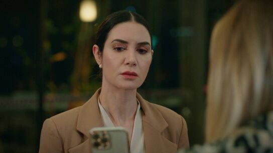 Şevval le confiesa a Suzan que Akif la está engañando