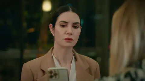 Şevval le confiesa a Suzan que Akif la está engañando Şevval le confiesa a Suzan que Akif la está engañando