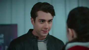 Doruk sueña en voz alta y comparte con Asiye su visión de un futuro ideal a su lado Doruk sueña en voz alta y comparte con Asiye su visión de un futuro ideal a su lado