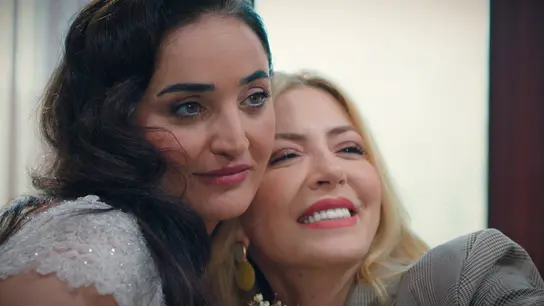 Nebahat se convierte en el hada madrina de Sengül Nebahat se convierte en el hada madrina de Sengül