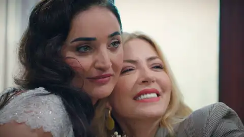 Nebahat se convierte en el hada madrina de Sengül Nebahat se convierte en el hada madrina de Sengül