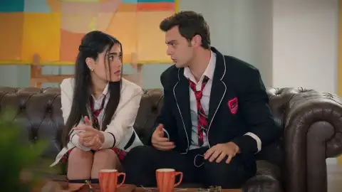 Ömer y Süsen pasan un rato juntos, ya libres de las esposas Ömer y Süsen pasan un rato juntos, ya libres de las esposas