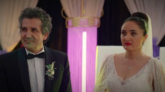 Seng&uuml;l y Orhan se vuelven a casar en una romantica boda... pero G&ouml;n&uuml;l llega a tiempo para arruinar el banquete