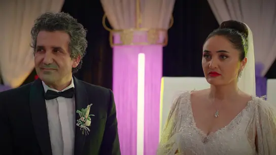 Sengül y Orhan se vuelven a casar en una romantica boda... pero Gönül llega a tiempo para arruinar el banquete Sengül y Orhan se vuelven a casar en una romantica boda... pero Gönül llega a tiempo para arruinar el banquete