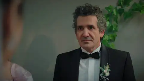 Orhan, embelesado al ver a Sengül vestida de novia Orhan, embelesado al ver a Sengül vestida de novia
