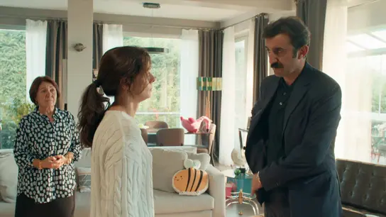 Karsu le pide a su marido que le ayude a recuperar a Kuzey Karsu le pide a su marido que le ayude a recuperar a Kuzey