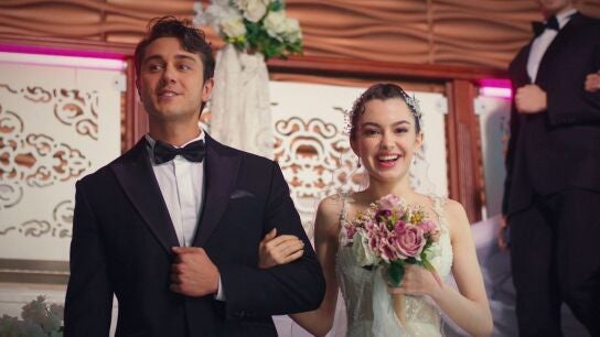 Entre la vida y la muerte, &Ouml;mer imagina la boda de su hermana Asiye, mientras Aybike sue&ntilde;a con su futuro junto a Berk