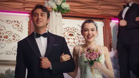Entre la vida y la muerte, Ömer imagina la boda de su hermana Asiye, mientras Aybike sueña con su futuro junto a Berk Entre la vida y la muerte, Ömer imagina la boda de su hermana Asiye, mientras Aybike sueña con su futuro junto a Berk