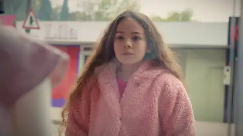 Emel sueña con tener un vestido de princesa Emel sueña con tener un vestido de princesa