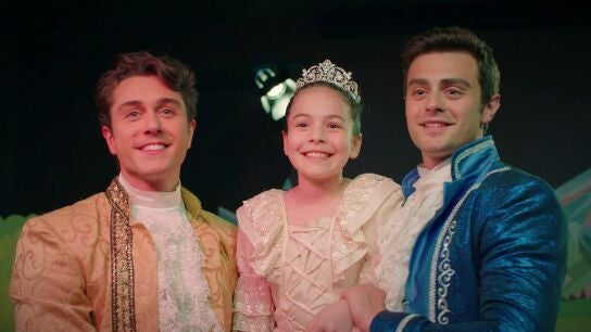 Emel cumple su sue&ntilde;o de ser una princesa en la funci&oacute;n del colegio gracias al esfuerzo de su familia