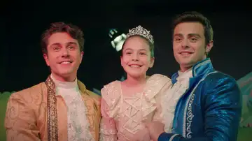 Emel cumple su sueño de ser una princesa en la función del colegio gracias al esfuerzo de su familia Emel cumple su sueño de ser una princesa en la función del colegio gracias al esfuerzo de su familia