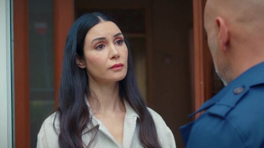 Suzan enojada con Ahmet tras descubrir que Şevval vive en su casa