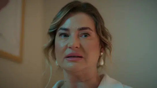 El triángulo imposible: Ahmet elige a Suzan y provoca la furia de Şevval El triángulo imposible: Ahmet elige a Suzan y provoca la furia de Şevval