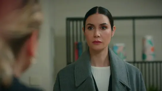 Suzan se queda de piedra al ver a Şevval en casa de Ahmet Suzan se queda de piedra al ver a Şevval en casa de Ahmet