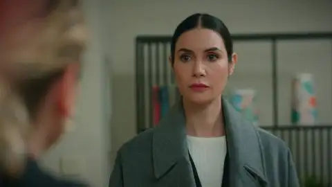 Suzan se queda de piedra al ver a Şevval en casa de Ahmet Suzan se queda de piedra al ver a Şevval en casa de Ahmet