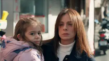 Karsu lucha por sacar adelante a sus hijos sin la ayuda de su marido Reha Karsu lucha por sacar adelante a sus hijos sin la ayuda de su marido Reha