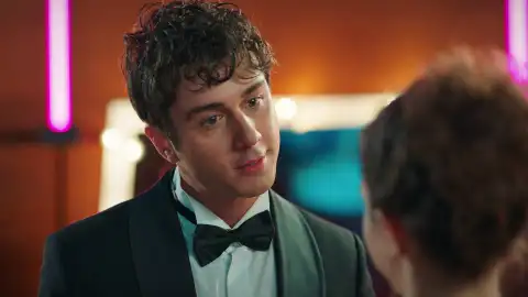 Doruk, en shock al ver a Asiye con un vestido precioso para desfilar Doruk, en shock al ver a Asiye con un vestido precioso para desfilar