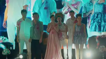 Doruk y sus amigos brillan sobre una pasarela de moda, pese a que Yasmin está a punto de arruinarlo todo Doruk y sus amigos brillan sobre una pasarela de moda, pese a que Yasmin está a punto de arruinarlo todo