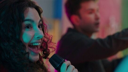 Asiye y sus amigos participan en un concurso musical 