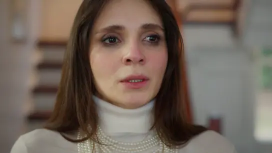 Irmak está muy triste al ser rechazada por Filiz y Karsu Irmak está muy triste al ser rechazada por Filiz y Karsu