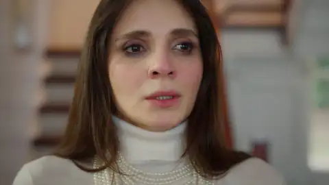 Irmak está muy triste al ser rechazada por Filiz y Karsu Irmak está muy triste al ser rechazada por Filiz y Karsu