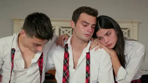 Los hijos de Ahmet lamentan la muerte de su padre Los hijos de Ahmet lamentan la muerte de su padre