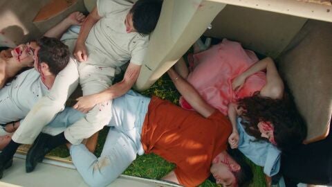 Un tr&aacute;gico accidente marca un antes y un despu&eacute;s en la historia de los Eren: &iexcl;Ahmet y Suzan se precipitan por un barranco el d&iacute;a de su boda!