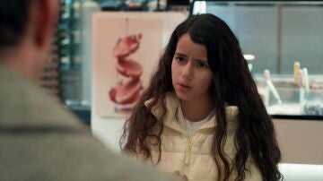 Tilsim no encaja bien el divorcio de sus progenitores y se convierte en la confidente de su padre para saber todo lo que hace su madre