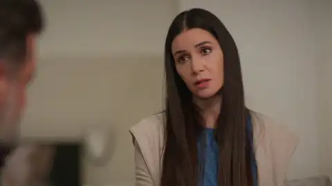 Suzan le explica a Akif lo que ha descubierto sobre la muerte de Ahmet Suzan le explica a Akif lo que ha descubierto sobre la muerte de Ahmet