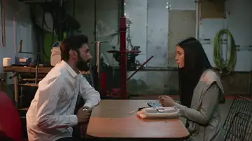 Suzan recibe una llamada que lo cambia todo: la muerte de Ahmet no fue un accidente  Suzan recibe una llamada que lo cambia todo: la muerte de Ahmet no fue un accidente