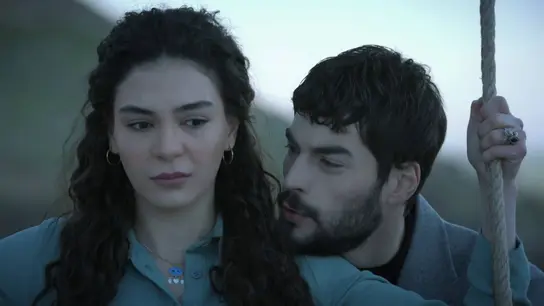Hercai sella su amor en un columpio de cuento de hadas Hercai sella su amor en un columpio de cuento de hadas
