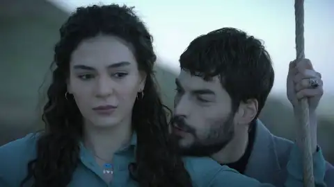 Hercai sella su amor en un columpio de cuento de hadas Hercai sella su amor en un columpio de cuento de hadas