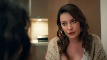 Hande le revela a Tilsim el secreto de Filiz e Irmak Hande le revela a Tilsim el secreto de Filiz e Irmak