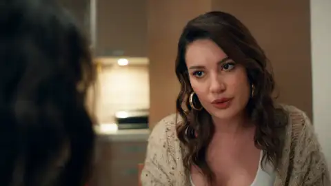 Hande le revela a Tilsim el secreto de Filiz e Irmak Hande le revela a Tilsim el secreto de Filiz e Irmak