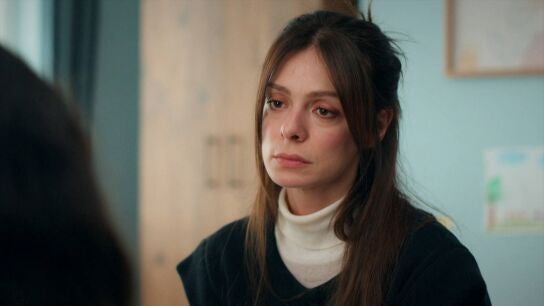 Karsu le pide a Tilsim que no sea amiga de Hande