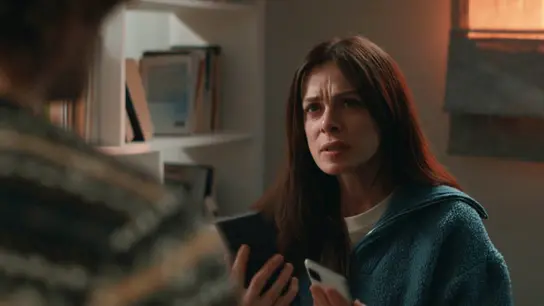Karsu descubre la trágica verdad sobre Ozan y decide ocultársela a su hijo Deniz Karsu descubre la trágica verdad sobre Ozan y decide ocultársela a su hijo Deniz