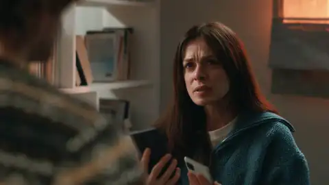 Karsu descubre la trágica verdad sobre Ozan y decide ocultársela a su hijo Deniz  Karsu descubre la trágica verdad sobre Ozan y decide ocultársela a su hijo Deniz