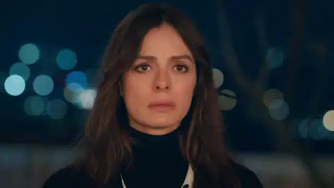 Karsu y Atilla viven una noche de pasión, pero su felicidad se rompe cuando el padre de él lo fuerza a casarse con la hermana de Reha Karsu y Atilla viven una noche de pasión, pero su felicidad se rompe cuando el padre de él lo fuerza a casarse con la hermana de Reha