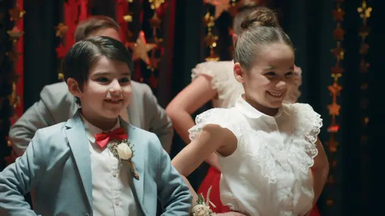 El pequeño Deniz se gana una ovación con su baile... una noche mágica que nadie olvidará El pequeño Deniz se gana una ovación con su baile... una noche mágica que nadie olvidará
