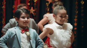 El pequeño Deniz se gana una ovación con su baile... una noche mágica que nadie olvidará El pequeño Deniz se gana una ovación con su baile... una noche mágica que nadie olvidará