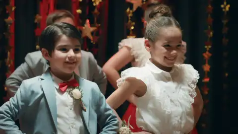 El pequeño Deniz se gana una ovación con su baile... una noche mágica que nadie olvidará El pequeño Deniz se gana una ovación con su baile... una noche mágica que nadie olvidará