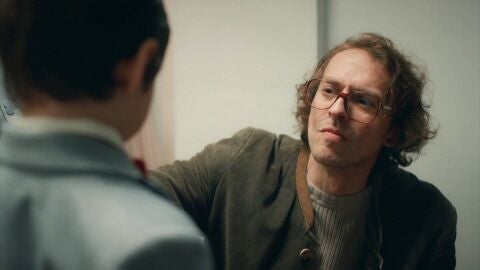 Atilla le desea suerte a Deniz en su actuación escolar